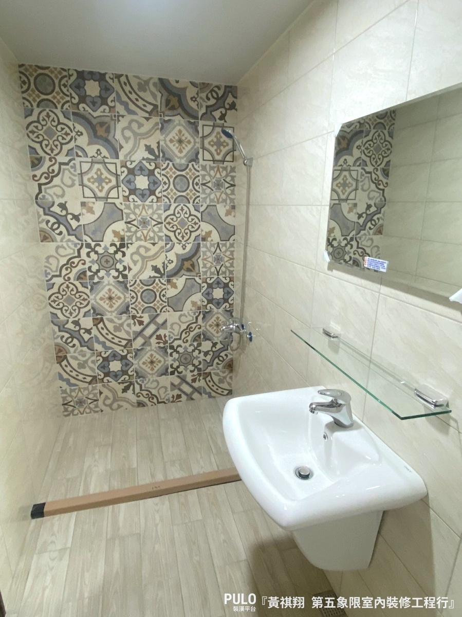 從方形到六角形，花磚的運用不僅出現在玄關地面，在浴室中的設計也能帶來許多不同的風格及樂趣！第五象限室內裝修工程行作品- PULO裝潢平台