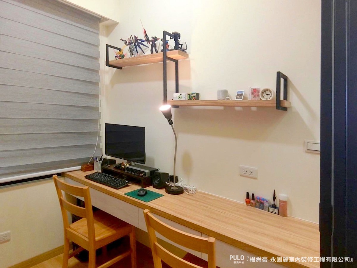 新北16坪裝潢,小坪數房屋打造高收納貓貓溫馨宅 - PULO裝潢平台 為了保留小坪數房屋的大採光,在落地窗前的區域不設置過多的收納櫃體,以引光入室的理念,放大客廳的視覺效果。 - PULO裝潢平台