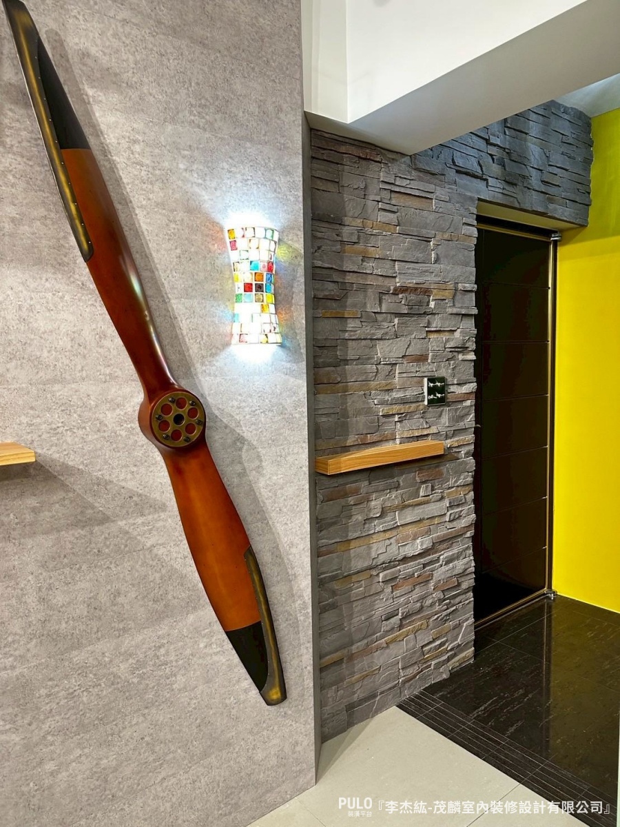 這場台北老屋翻新完工後最明顯的改變，是整間房子的色彩配置。茂麟室內裝修設計有限公司作品 - PULO裝潢平台