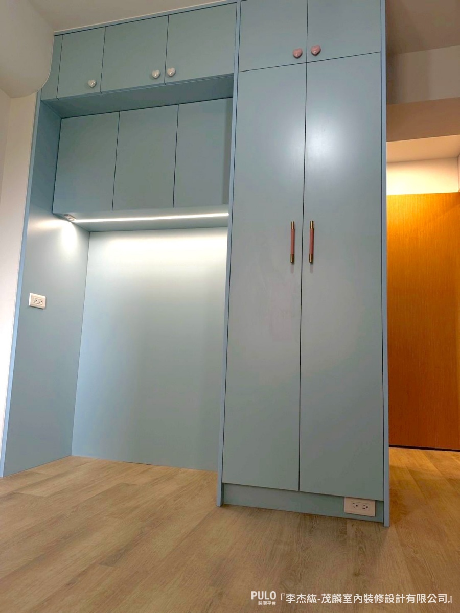 這場台北老屋翻新完工後最明顯的改變，是整間房子的色彩配置。茂麟室內裝修設計有限公司作品 - PULO裝潢平台