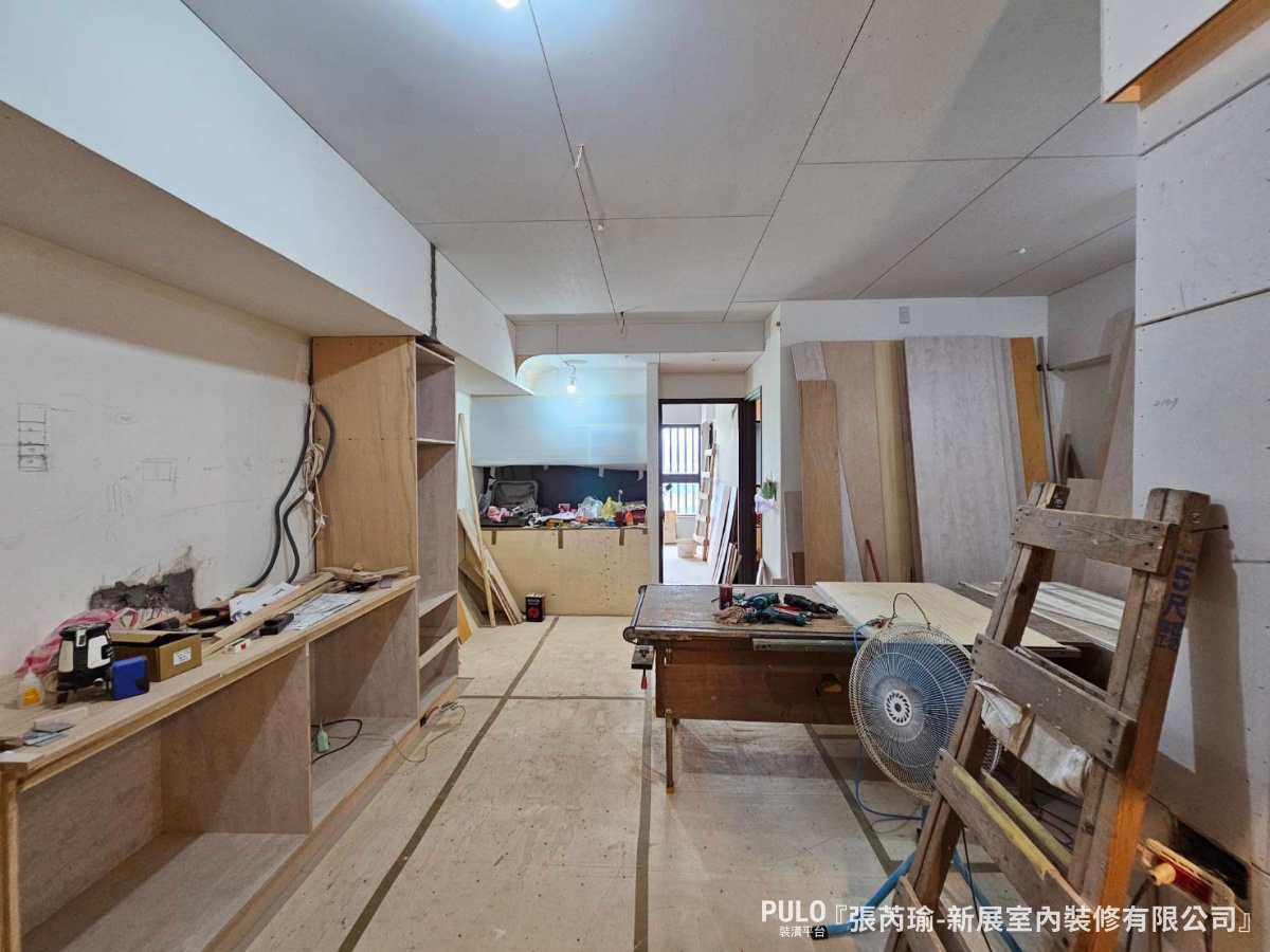 16坪新北板橋室內設計,弧形天花解決房間樑柱修飾!新展室內裝修有限公司-板橋室內設計作品 - PULO裝潢平台 主臥床頭原本有根大樑,設計師用弧形天花修飾,不只弱化了壓迫感,也讓整體線條更柔順,也保留了簡單的線條感。新展室內裝修有限公司-板橋室內設計作品 - PULO裝潢平台