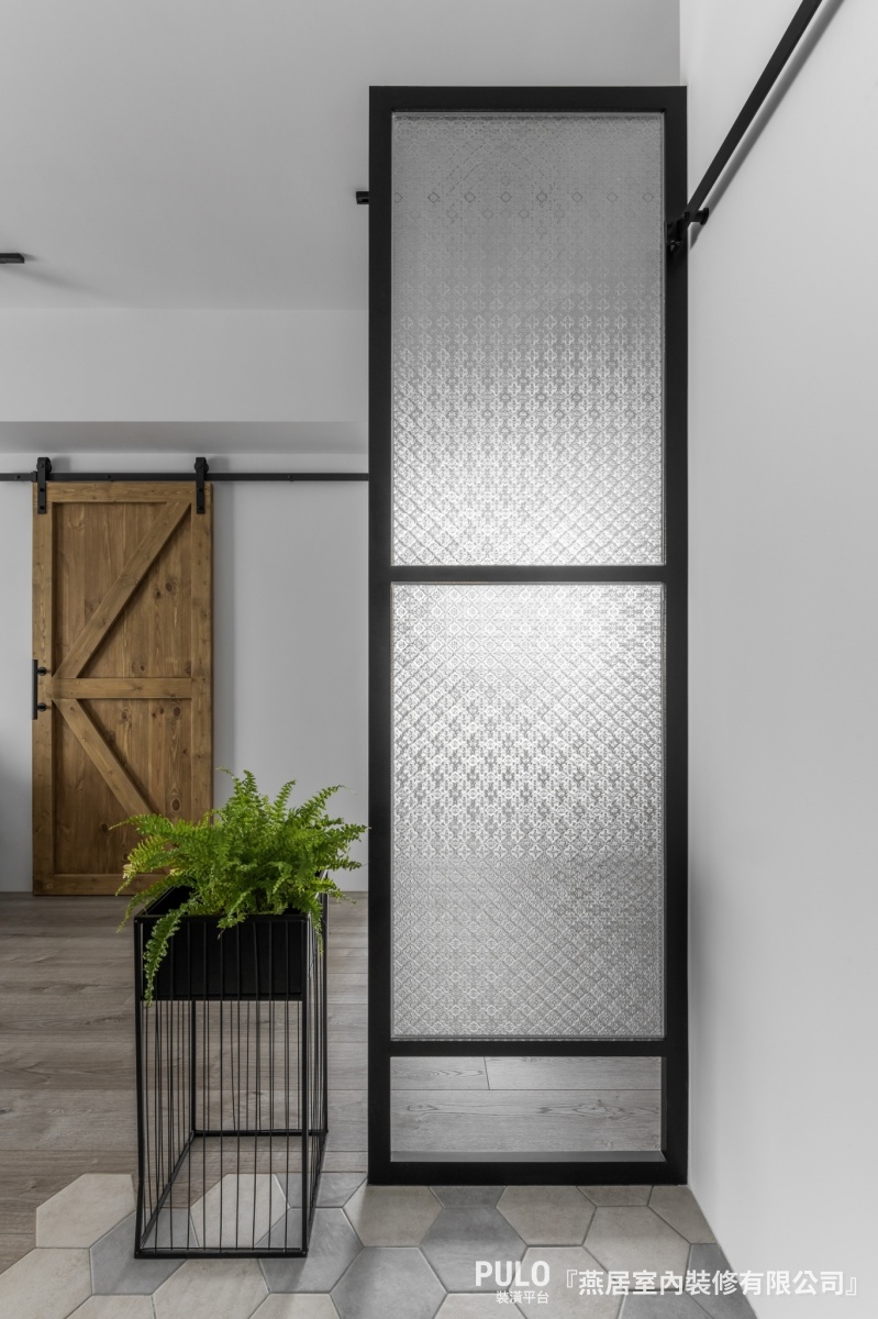 在小坪數空間設計中，穿透式的玄關屏風就成為了提升空間通透感的一大得力工具！燕居室內裝修有限公司作品 - PULO裝潢平台