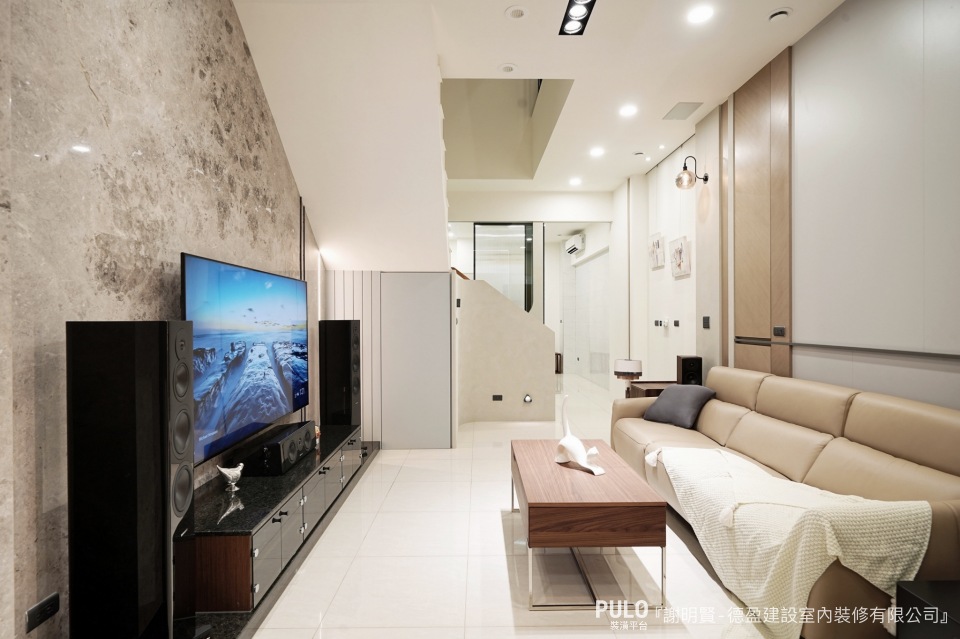 大理石風電視牆以營造奢華感為重點，選用白色和灰色為主調，創造出清新高雅的空間。電視牆作品 - PULO裝潢平台