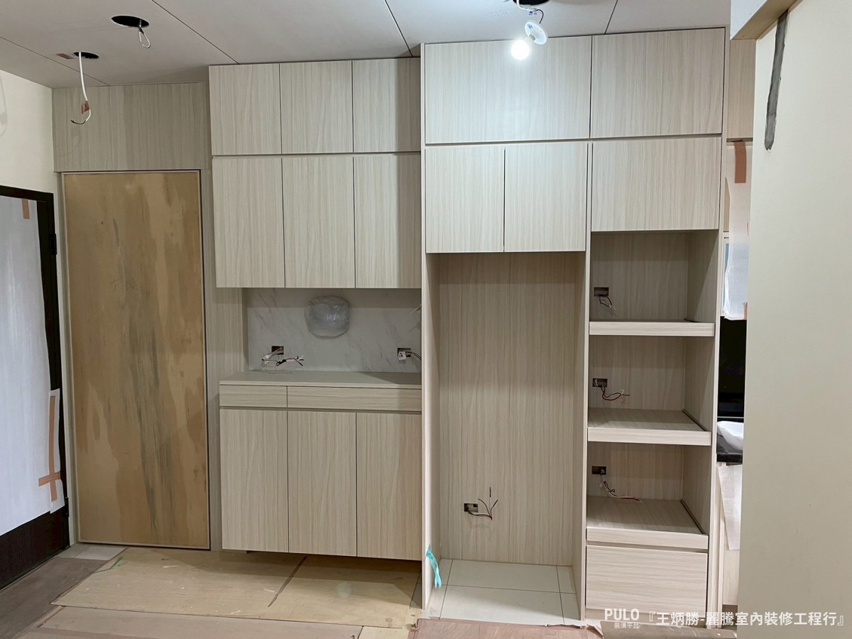 高雄木工師傅先依照格局分別繪製出3D、渲染圖，讓屋主對於裝修規劃可以更容易掌握。在客廳雖然只有一座小巧的電視櫃，但主要重點在於玄關與廚房的木作收納櫃，大幅增加置物量、完善了這個家的收納機能。-麗騰室內裝修工程行作品 - PULO裝潢平台