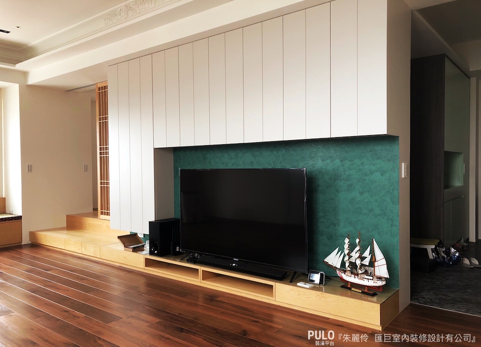 電視櫃甚至也能延伸作為和室的樓梯、窗邊的臥榻。匯巨室內裝修設計有公司電視櫃作品- PULO裝潢平台