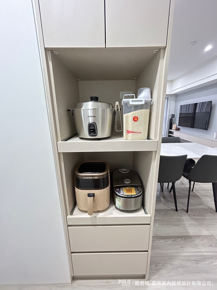 有別於常見的平釘天花板，在公共區域的轉角上，融入了多處柔和的圓弧天花板線條。-嘉暘室內裝修設計有限公司桃園室內設計 - PULO裝潢平台