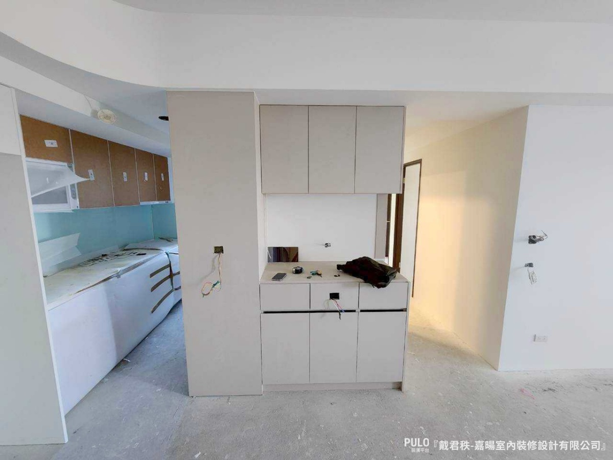 有別於常見的平釘天花板，在公共區域的轉角上，融入了多處柔和的圓弧天花板線條。-嘉暘室內裝修設計有限公司桃園室內設計 - PULO裝潢平台