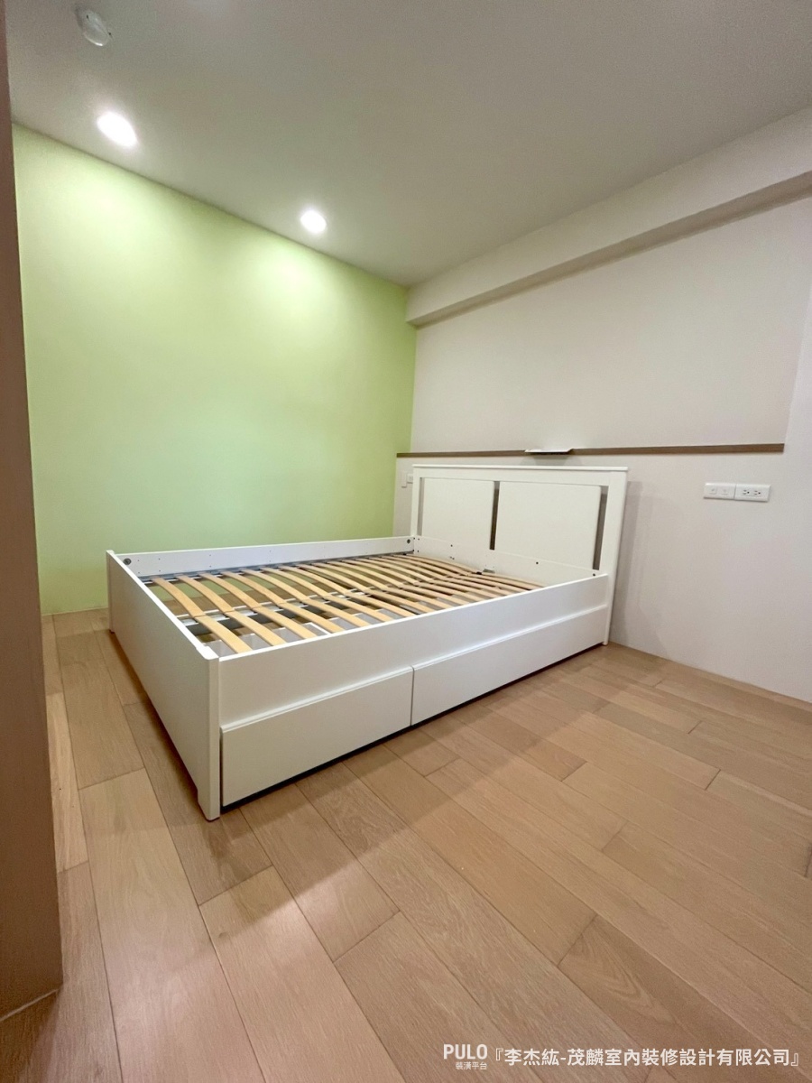 這場台北老屋翻新完工後最明顯的改變，是整間房子的色彩配置。茂麟室內裝修設計有限公司作品 - PULO裝潢平台