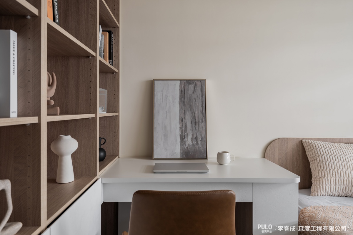 如果平常不在房間讀書寫字，其實只需要一張寬 80～100 公分的小桌子就夠了，下方可以放三層收納推車或矮櫃，替代書櫃功能。森度工程有限公司小房間設計- PULO裝潢平台