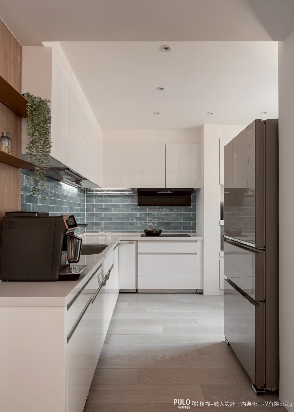 冰箱風水-冰箱需要 24 小時運轉，一定要有自己的獨立迴路。記得在裝潢拉線時，請水電師傅在預計擺放的位置留好專用插座，日後才不用拉著長長的延長線，用起來也比較安心。麓人設計室內裝修工程有限公司- PULO裝潢平台