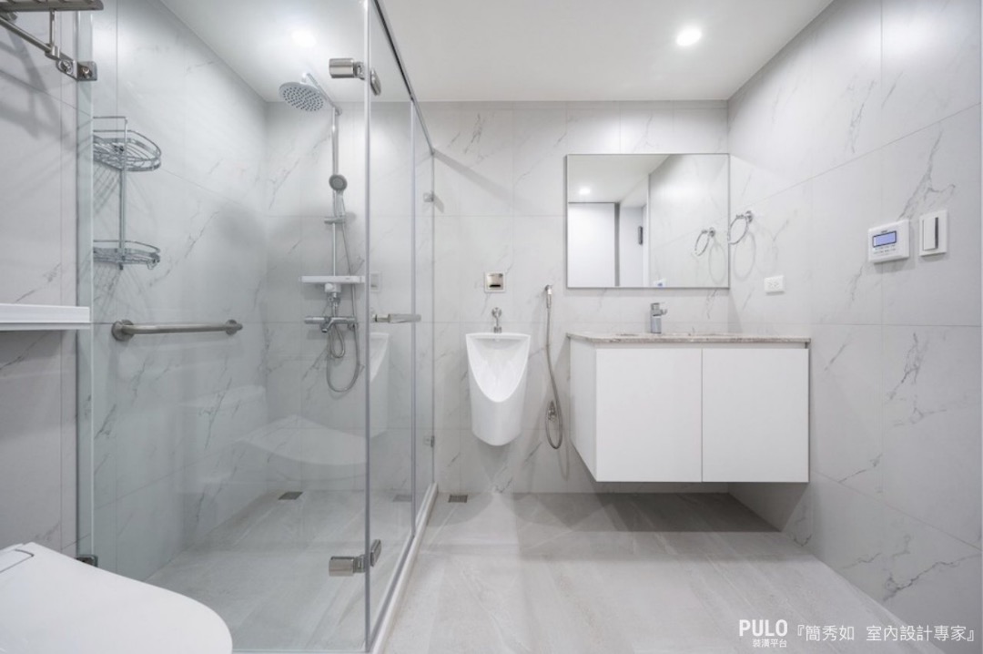 可以選擇左右平移的橫拉門設計，只需要定期維護清潔，使用上也是相當順手！簡秀如室內設計專家浴室設計作品 - PULO裝潢平台