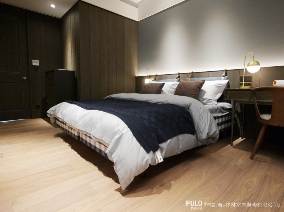 輕奢風的臥室主要運用金屬、大理石等材質，結合了現代設計與高雅的質感。沐林室內裝修有限公司房間設計 - PULO裝潢平台