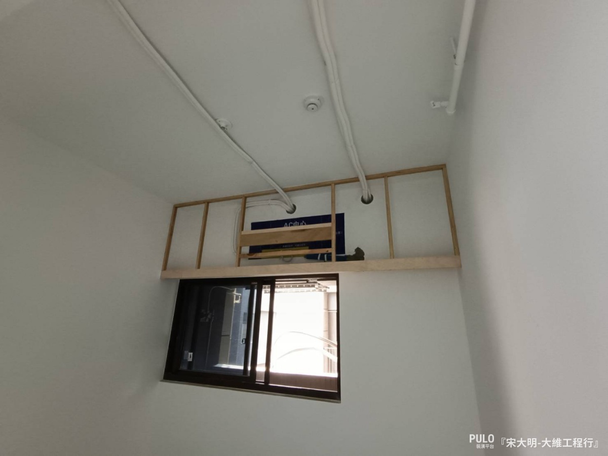 冷氣盒，簡單來說，就是用木作或其他材料把冷氣管線包起來，讓原本外露的管路藏在天花板或牆角，看起來比較乾淨，也比較不容易積灰塵。 - 大維工程行作品 - PULO裝潢平台