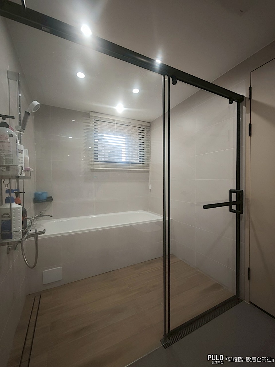 標準門寬約75公分，若空間不足，最窄不要小於65公分。要考慮的不只是人走得過去，還要想到日後若要更換洗衣機或搬運浴櫃進去時，門太窄會搬不進去。歐居企業社廁所尺寸設計 - PULO裝潢平台