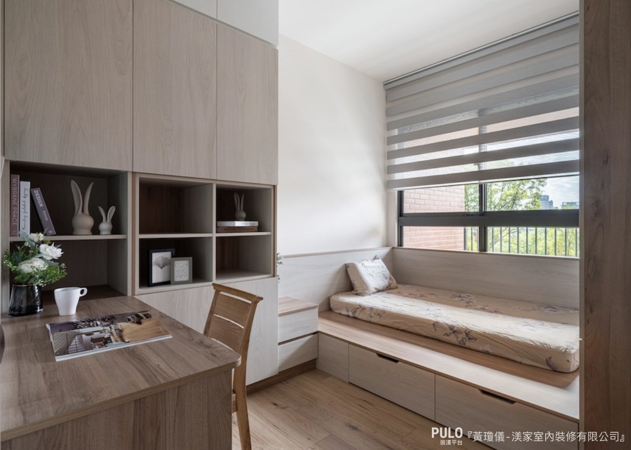 設計局部的一體成型地台床，讓睡眠休憩區與生活使用區分開來，卻也能同時保留收納。渼家室內裝修有限公司臥室作品- PULO裝潢平台