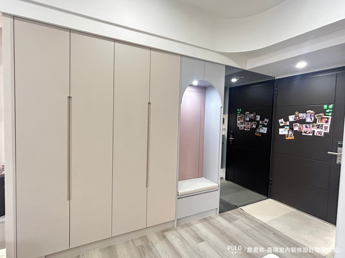 有別於常見的平釘天花板，在公共區域的轉角上，融入了多處柔和的圓弧天花板線條。-嘉暘室內裝修設計有限公司桃園室內設計 - PULO裝潢平台