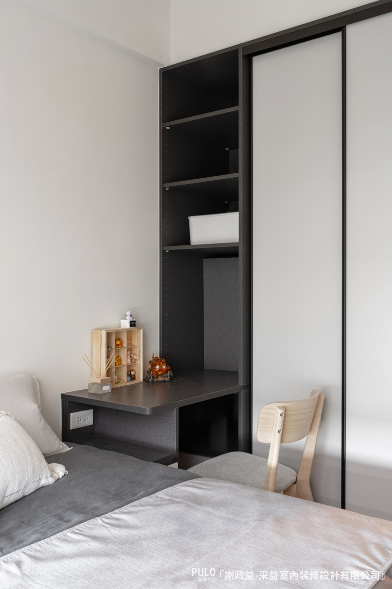 近年來非常流行將衣櫃末端延伸出一張活動式或固定式的書桌/梳妝台，這樣一來，就能省去了書桌或梳妝台獨立佔用的空間。采益室內裝修設計有限公司小房間衣櫃設計 - PULO裝潢平台