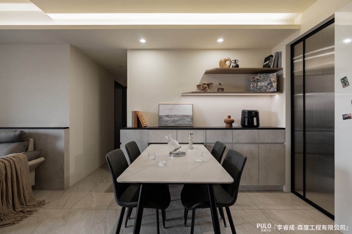 這間23坪的新成屋走的是簡約路線，客廳與玄關的系統櫃使用水泥紋板材為基底，搭配部分木紋色板材，讓空間看起來清爽，又多了一點溫潤感。森度工程有限公司台中系統櫃案例 - PULO裝潢平台