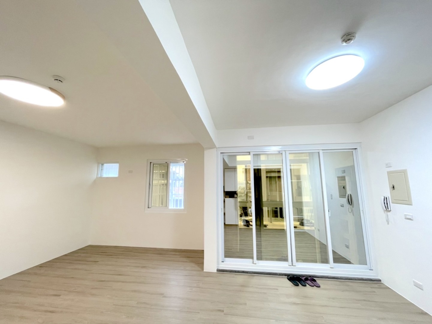 明郡室內裝修設計工程有限公司的洪裕翔專家，具備甲種電匠和營造主任等證照，在PULO裝潢平台上擁有超過15個五星好評價，其中老屋翻新的案例又佔多數。