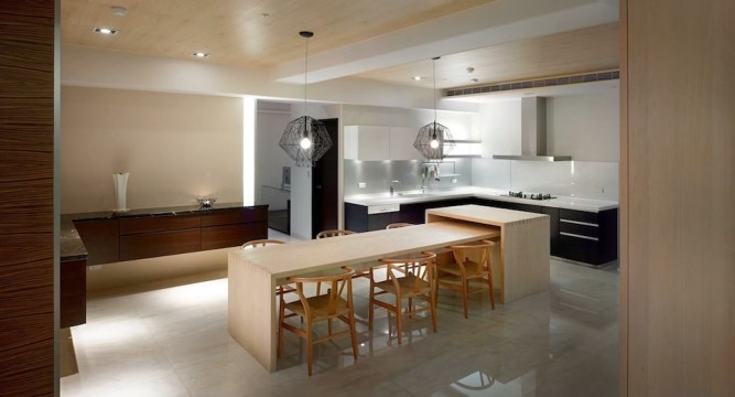 PULO高雄裝潢專家 蘇瑩倫設計師利用裝潢配色，在不影響大空間通透性的情況下，做出廚房、飯廳上的功能性區隔。
