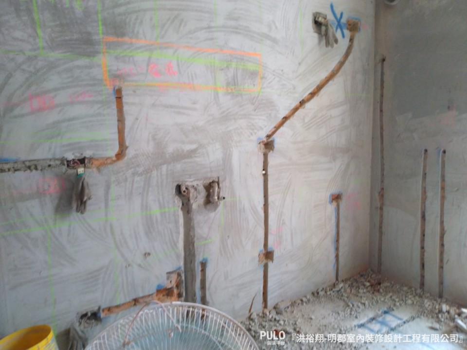 明郡室內裝修設計工程有限公司的洪裕翔專家，具備甲種電匠和營造主任等證照，在PULO裝潢平台上擁有超過15個五星好評價，其中老屋翻新的案例又佔多數。