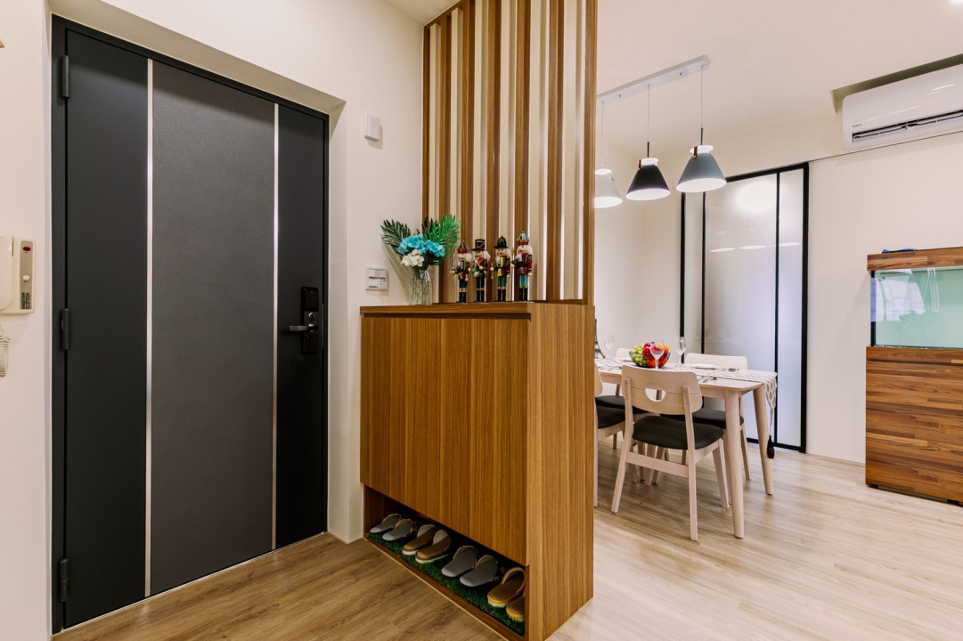 PULO專家黃嵩堯設計師的裝潢作品，經典木柵欄玄關，利用木紋質感給人回家溫暖的感覺。
