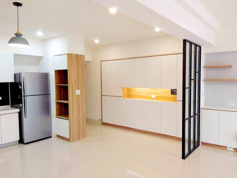 PULO高雄裝潢專家 京樸室內設計的謝明宏師傅在玄關做大色塊收納牆面，收納空間增加卻不會太擁擠。