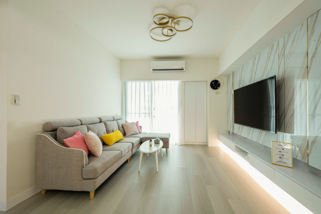 PULO專家陳薏蘋室內設計師的裝潢作品，溫暖的客廳設計，加上優雅的大理石電視牆，給人一種堅定的感覺。
