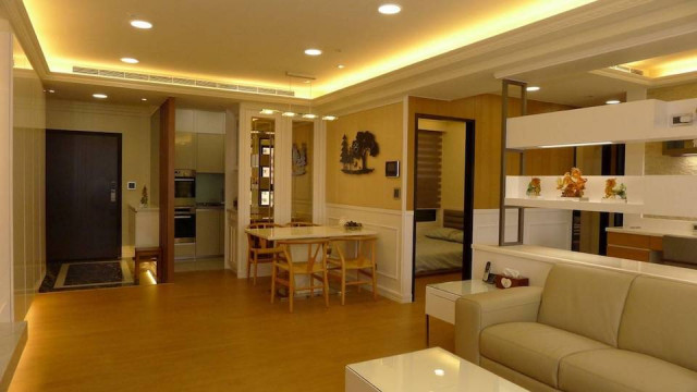 PULO高雄裝潢專家 謝明宏師傅的充滿鄉村黃的客廳，巧妙利用擺飾在不影響開闊感的情況下，做出空間區隔。
