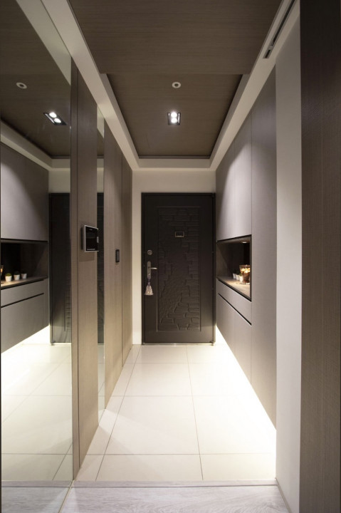PULO專家明威設計師的玄關設計，善用鏡子，給狹長暗色系的玄關一個寬度。
