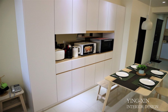 PULO高雄裝潢專家 郭縉遠統包師傅利用收納空間，讓在不同空間使用的廚具餐具，放在同一個空間使用沒問題。