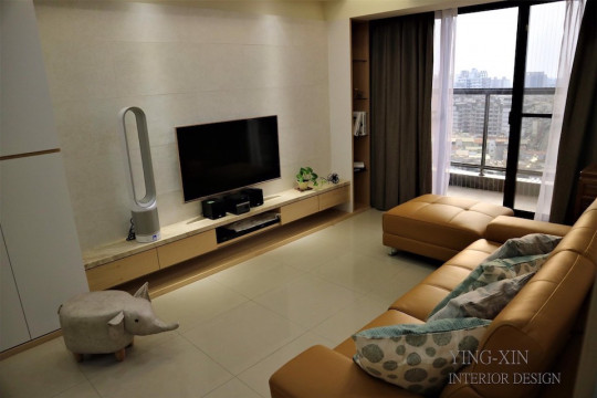 PULO高雄裝潢專家 郭縉遠統包師傅選了一個沈穩的咖啡色系沙發，為客廳點綴了一個溫和舒適的重心。