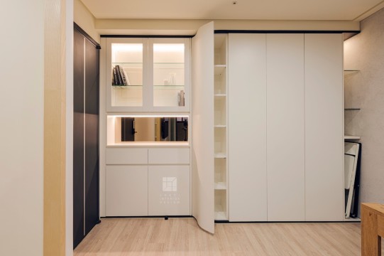PULO高雄裝潢專家 陳薏蘋設計師的多收納玄關，利用單一明亮色系讓多收納空間也能很輕鬆。